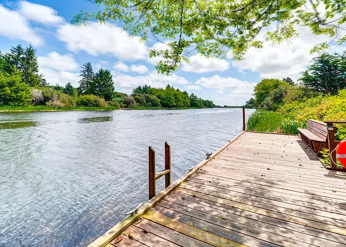 Morning Hikes & Beach Nights: Canalfront Condo!