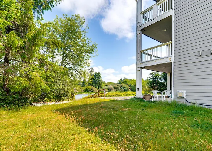 Morning Hikes & Beach Nights: Canalfront Condo!